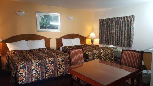 Postel nebo postele na pokoji v ubytování Flamingo Inn Long Beach