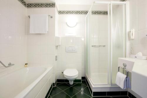 Un baño de Carlton Oasis Hotel
