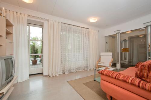 a living room with a couch and a television at Ferienwohnung Pali in Sankt Johann in Tirol
