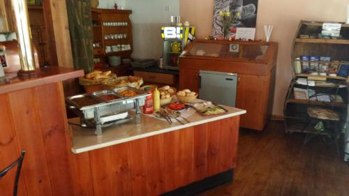 Una cocina o zona de cocina en Legányi Apartmanház