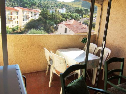 une table et des chaises sur un balcon avec vue dans l'établissement 4VSE-COB284 Appartement proche plage, à Collioure
