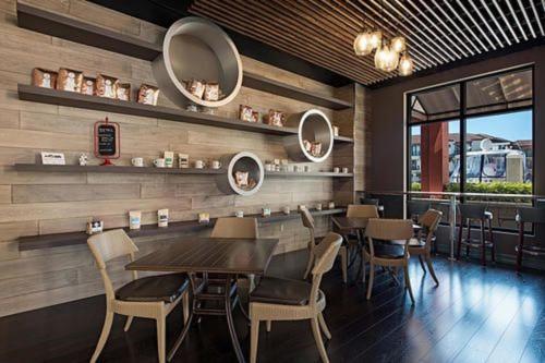 een eetkamer met een tafel, stoelen en spiegels bij Naples Bay Resort and Marina in Naples