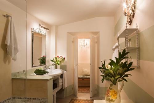 ein Bad mit einem Waschbecken und einem Spiegel in der Unterkunft Villa Fillinelle in Tavarnelle in Val di Pesa