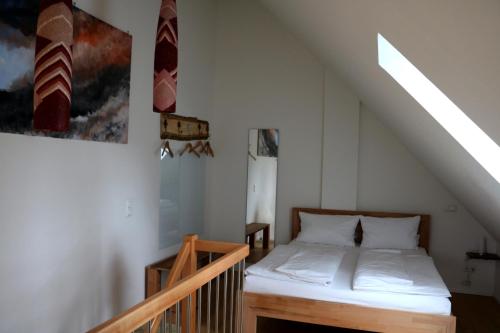 1 dormitorio con 1 cama en una habitación con escaleras en mara, en Wendisch Evern
