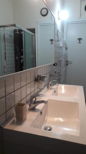 a bathroom with two sinks and a large mirror at Affittacamere San Lazzaro in Trieste