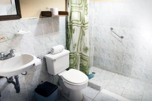 Koupelna v ubytování Hosteria Llanovientos