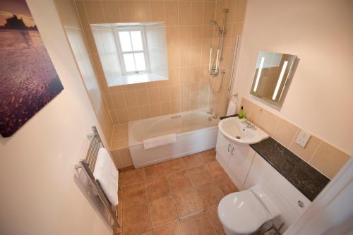 La salle de bains est pourvue d'un lavabo, de toilettes et d'une baignoire. dans l'établissement Lady Macbeths Rest, à Banchory