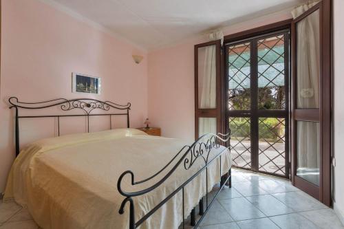 - une chambre avec un lit et une grande fenêtre dans l'établissement Appartamenti delle rose by BarbarHouse, à Torre Lapillo