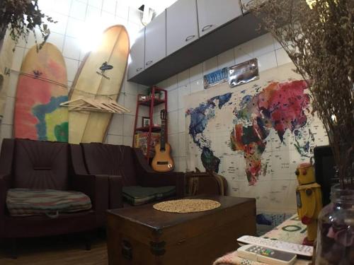 恆春的住宿－本氣屋，一间配备有沙发的客房,并拥有一张世界地图