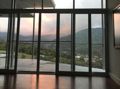 an open window with a view of a mountain at Casa Ejecutiva Boquete in Boquete