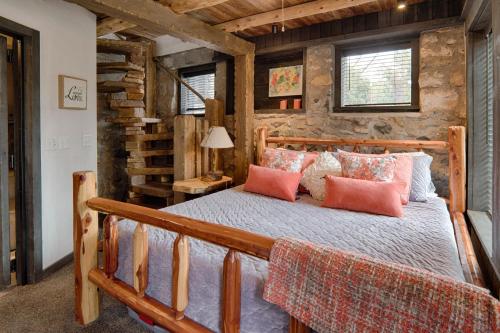 een slaapkamer met een bed in een blokhut bij The Mushroom Houses in Charlevoix