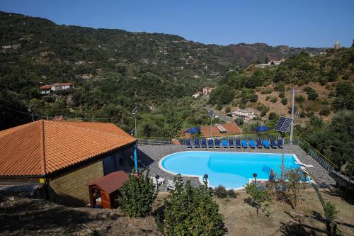 a swimming pool with a view of a mountain at turismo rurale Il Sole in SantʼAngelo di Brolo
