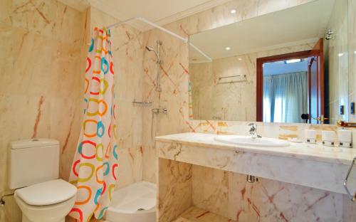 y baño con lavabo, aseo y ducha. en Apartamentos Puigsapera, en Sant Antoni de Calonge