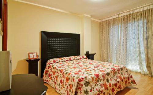 Llit o llits en una habitació de Apartamentos Puigsapera