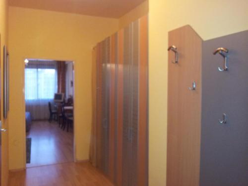 um corredor com um quarto com paredes amarelas em Apartment City-Center II em Viena