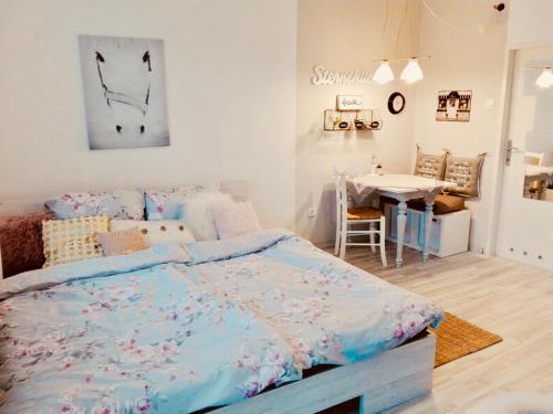 Un pat sau paturi într-o cameră la Sandra‘s Studio
