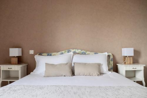 - une chambre avec un lit blanc et 2 tables de chevet dans l'établissement Appartement T4 Vue Unique, à Rodez