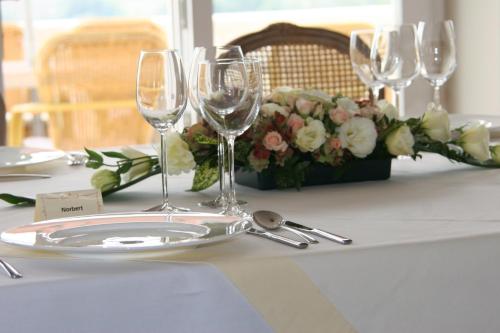 a table with wine glasses and a plate on it at Liszkay Borkúria in Monoszló