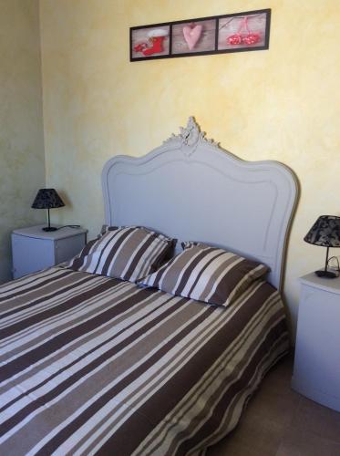 1 dormitorio con 1 cama blanca grande y 2 lámparas en La Petite Vendeenne en Brem-Sur-Mer