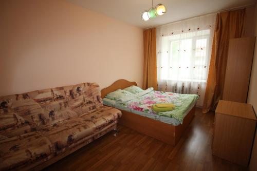スィクティフカルにあるComfort Apartment On Karla Marksaのベッドルーム(ソファ、ベッド、窓付)