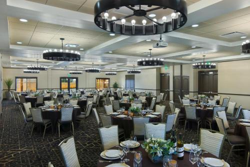 a large banquet room with tables and chairs at Oxford Suites Sonoma - Rohnert Park in Rohnert Park