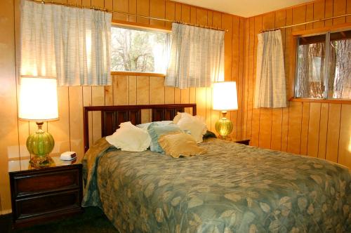 a bedroom with a large bed with two lamps at 84 Hastings Hideaway in Wawona