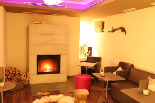 a living room with a couch and a fireplace at Die Reichsstadt - Hotel Spa und Restaurant in Gengenbach