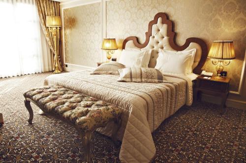سرير أو أسرّة في غرفة في فندق سوادي