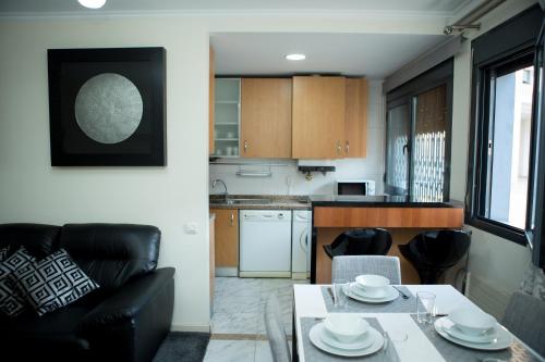 a kitchen and living room with a table and chairs at Apartamento Ideal 2 in Lisbon