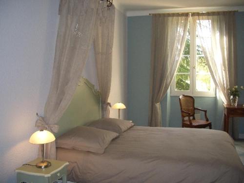 Ένα ή περισσότερα κρεβάτια σε δωμάτιο στο Le Platane