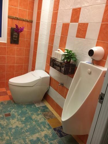a bathroom with a toilet and a sink at Sunny Lucy in Lugu
