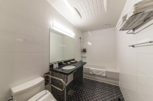 Ett badrum på Youngbin Hotel