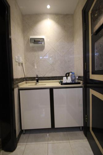 Kuchyň nebo kuchyňský kout v ubytování Al Adl Jewel Hotel