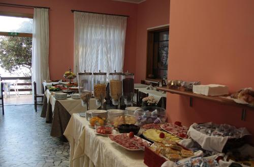 
A restaurant or other place to eat at Hotel Villa Ombrosa
