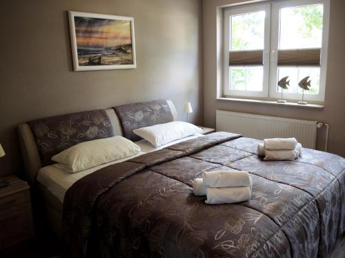 En eller flere senge i et værelse på Haus Aquamarina - FeWo mit Balkon