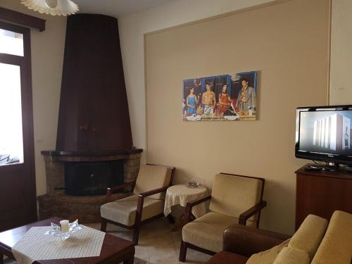 TV a/nebo společenská místnost v ubytování Xenonas Arxontiko