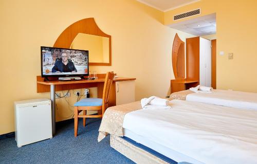Tempat tidur dalam kamar di Paradise Hotel & Relax Center