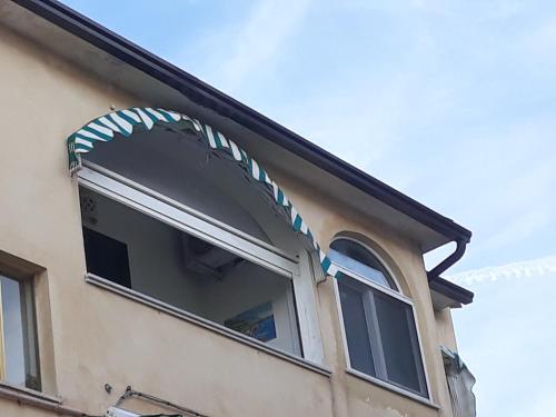 a window with an arch on the side of a house at Maiori Apartment by Marcel in Maiori