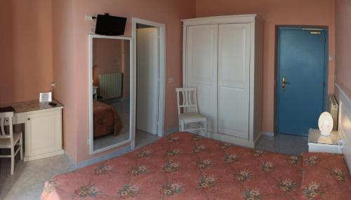 
A bathroom at Hotel Villa Ombrosa
