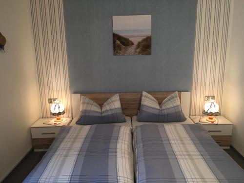sypialnia z 2 łóżkami i 2 lampkami na stołach w obiekcie Pension Haus Wanninger w mieście Warmensteinach