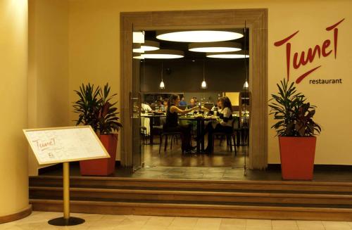 a restaurant with people sitting at a table at Austral Express in Comodoro Rivadavia