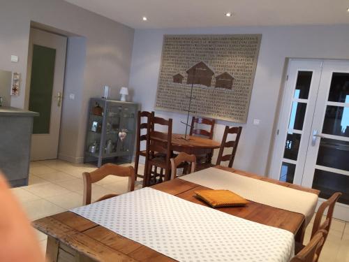 une cuisine et une salle à manger avec une table et des chaises dans l'établissement Le Coeur 1210, à Granier