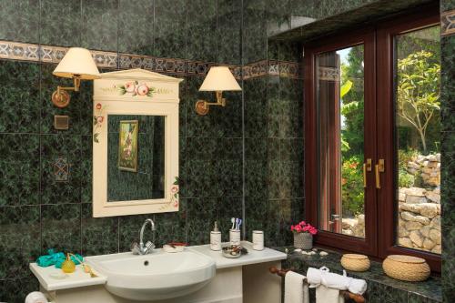 Ένα μπάνιο στο Find Tranquility at Villa Quietude A Stunning Beachfront Villa Rental