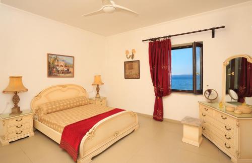 En eller flere senger på et rom på Find Tranquility at Villa Quietude A Stunning Beachfront Villa Rental