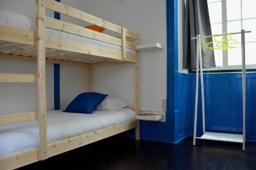 a bunk bed in a room next to a window at Ponto de Abrigo in Aveiro