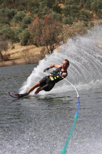 a man is water skiing on a lake at Amieira Marina in Amieira