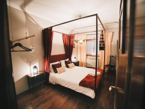 1 dormitorio con cama con dosel, sábanas y almohadas blancas en OPORTO GUEST Harry Potter flat with Parking, en Oporto