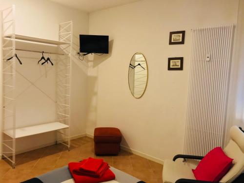 uma sala de estar com um espelho na parede em Appartamento Le Cupole em Pádua