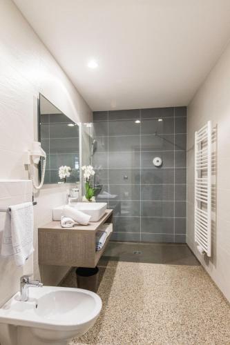 Bilik mandi di Hotel Adler