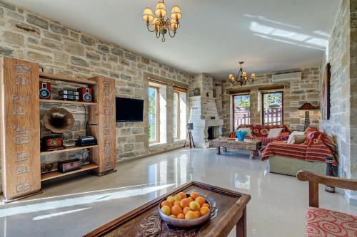 Televisyen dan/atau pusat hiburan di Hectoras Villa in Plaka BY APOKORONAS-VILLAS
